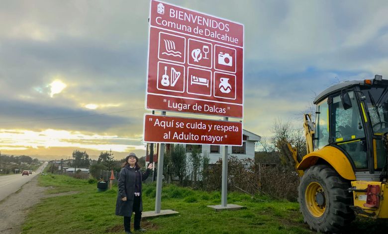 Dalcahue fortalece respeto y cuidado hacia los adultos mayores con instalación de letreros en accesos de la comuna
