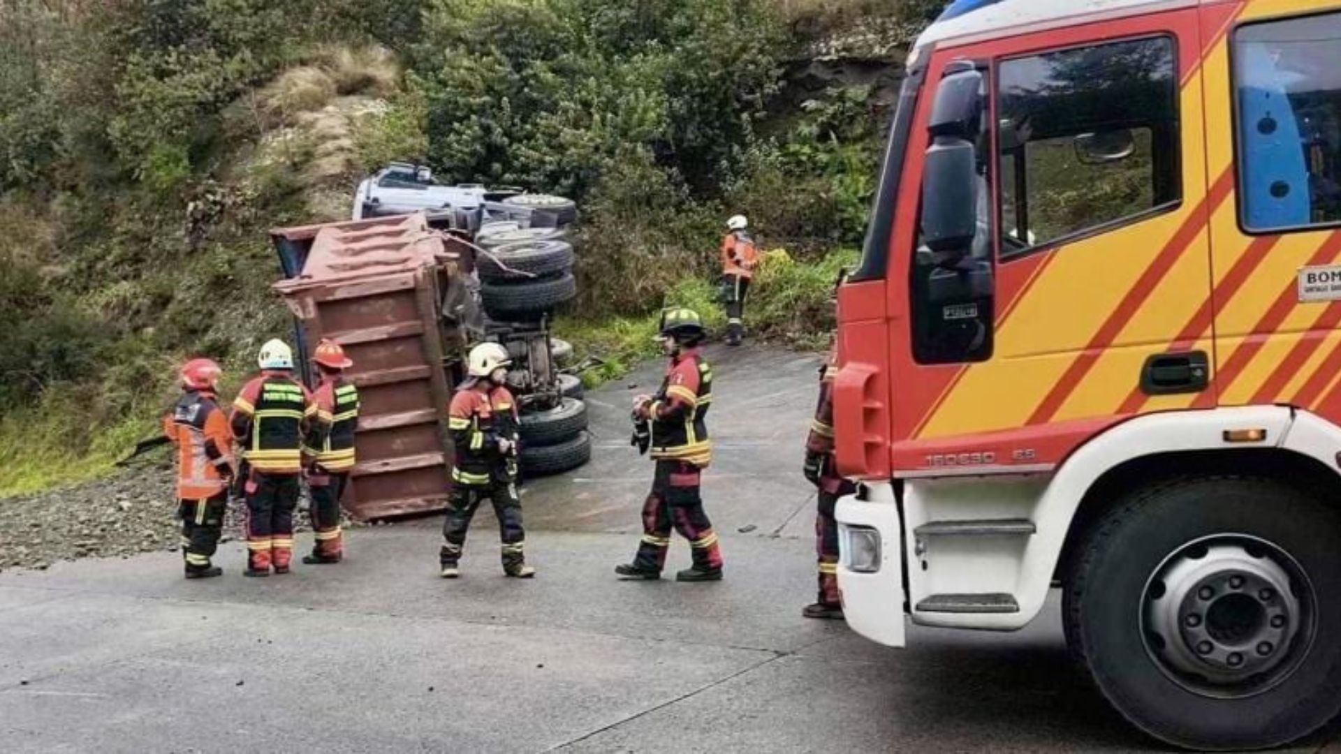 Dos volcamientos marcan la mañana en Puerto Montt con emergencias simultáneas