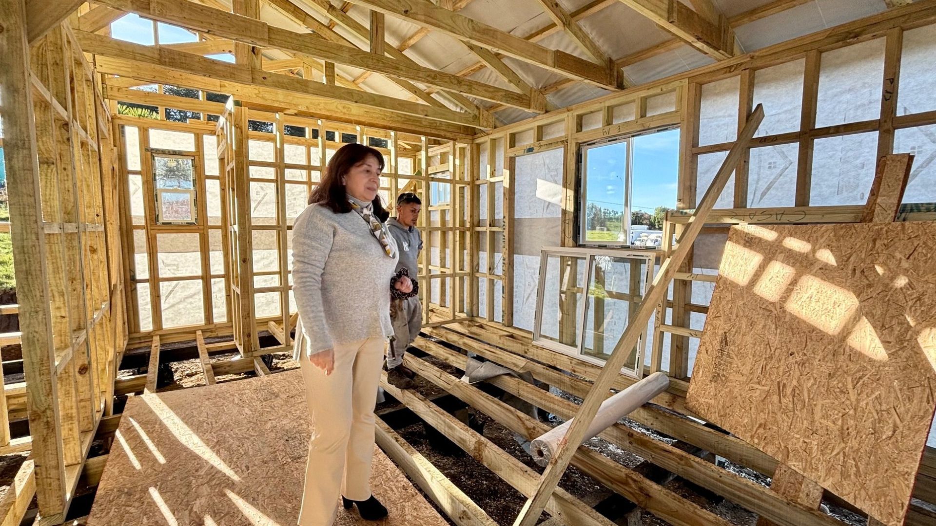 Alcaldesa Villegas visitó avance en construcción de viviendas rurales para familias de Dalcahue