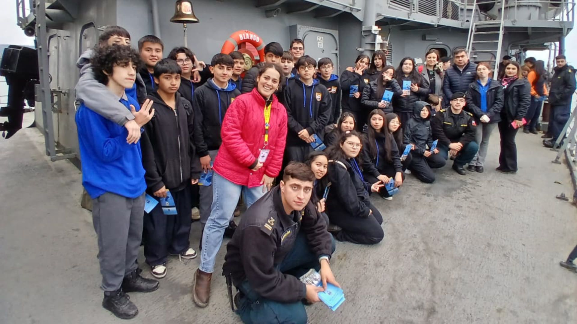 Estudiantes de Dalcahue vivieron experiencia educativa a bordo de la Fragata “Almirante Blanco Encalada”