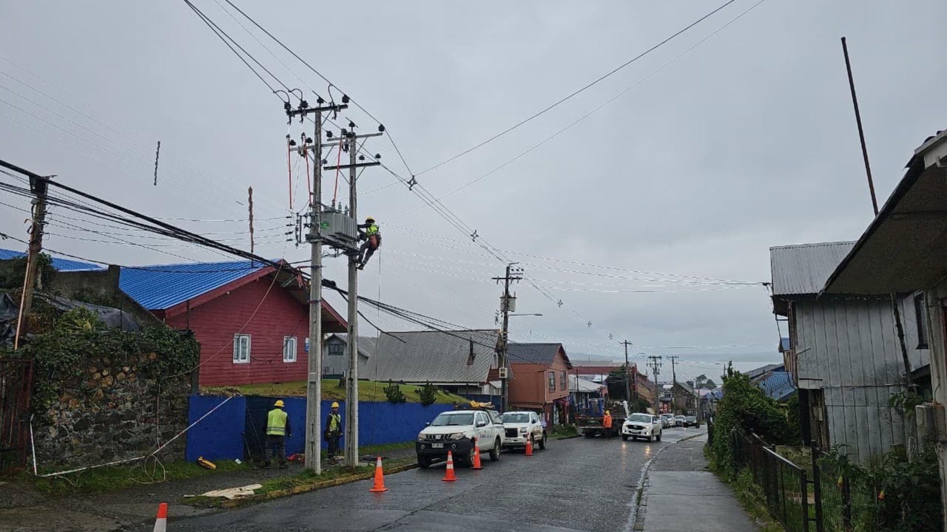 Saesa realizó mantenimiento preventivo en centros urbanos de Ancud y Quellón durante abril