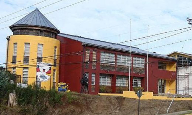 Clausuran liceo de Frutillar tras detectar fecas de roedores y murciélagos