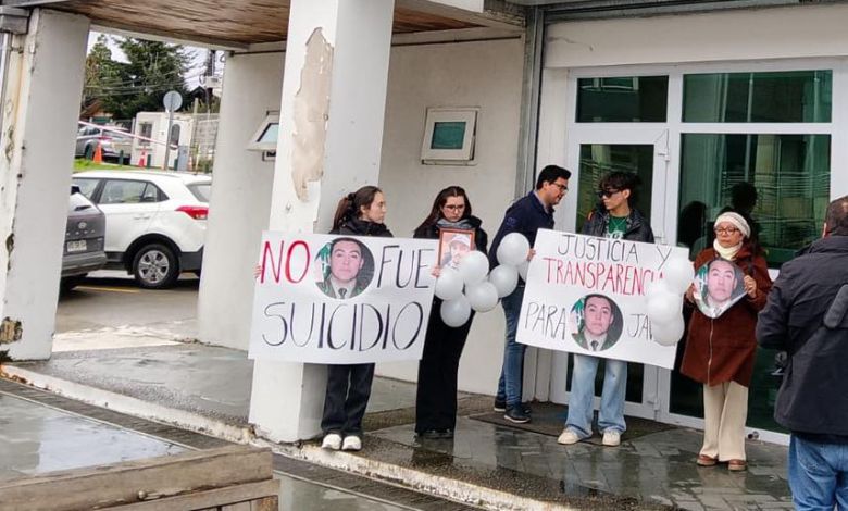 Familia de carabinero fallecido en Puerto Varas exige justicia frente a la Fiscalía Regional