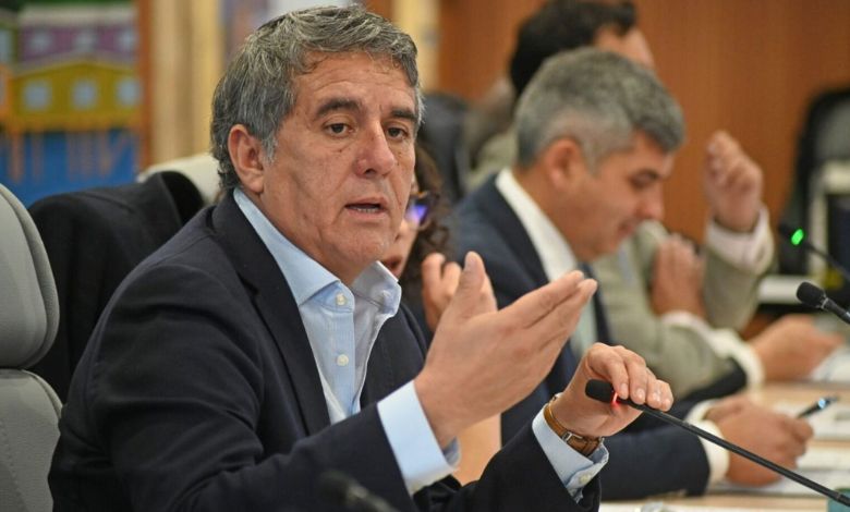 Alejandro Santana confirma problema neurológico y descarta dejar el cargo