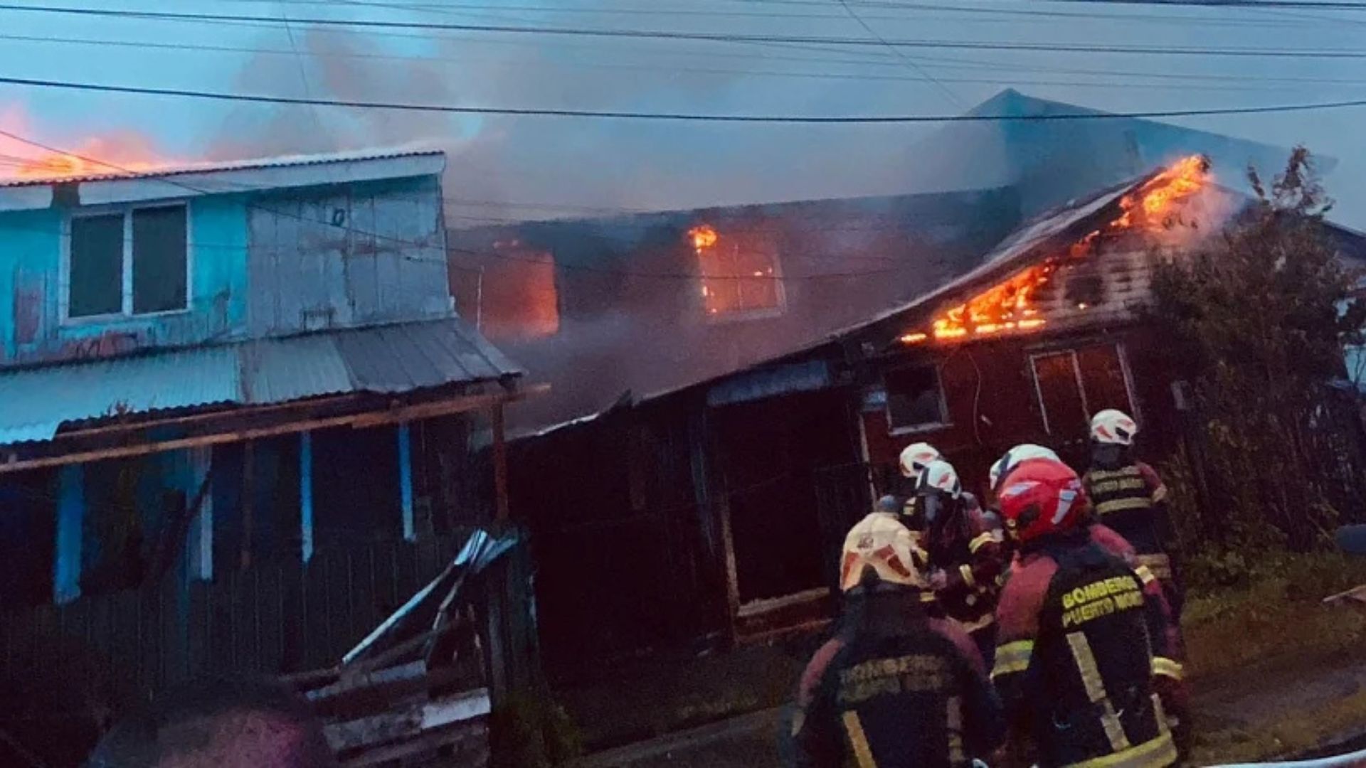 Incendio en Alerce Sur dañó dos viviendas y movilizó a cinco compañías de Bomberos
