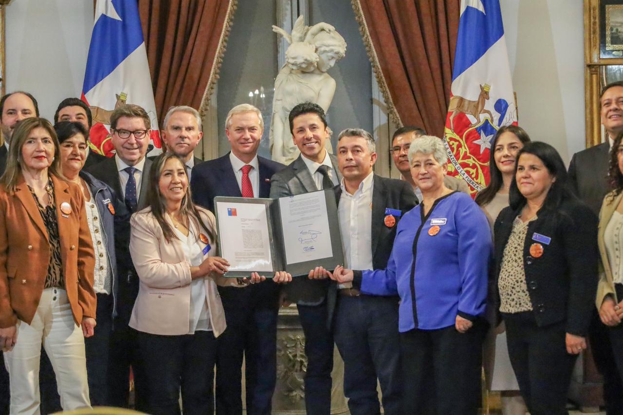 Tras iniciativa del diputado Mauro González: Gobierno oficializa el Día Nacional del Trabajador del Salmón