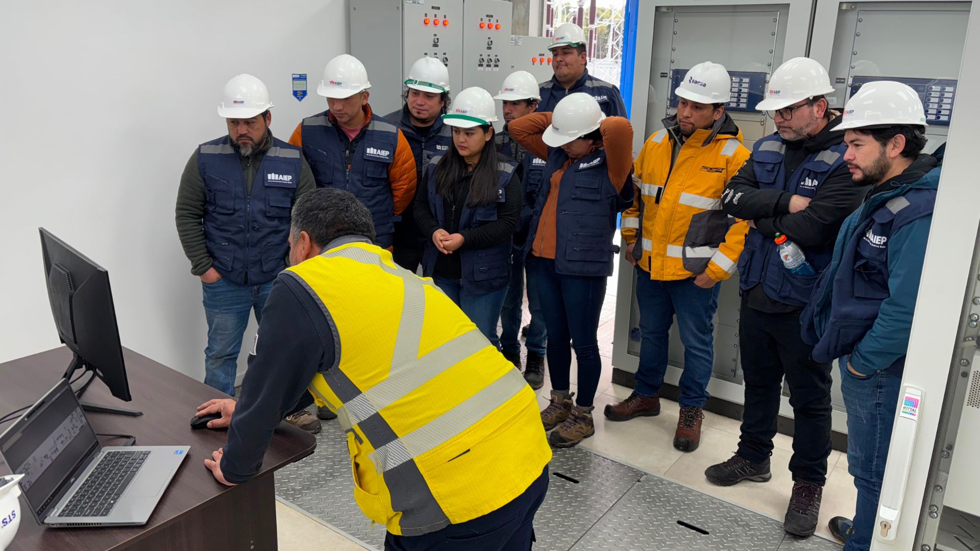 Saesa realizó visita guiada a subestación Gamboa para estudiantes de AIEP