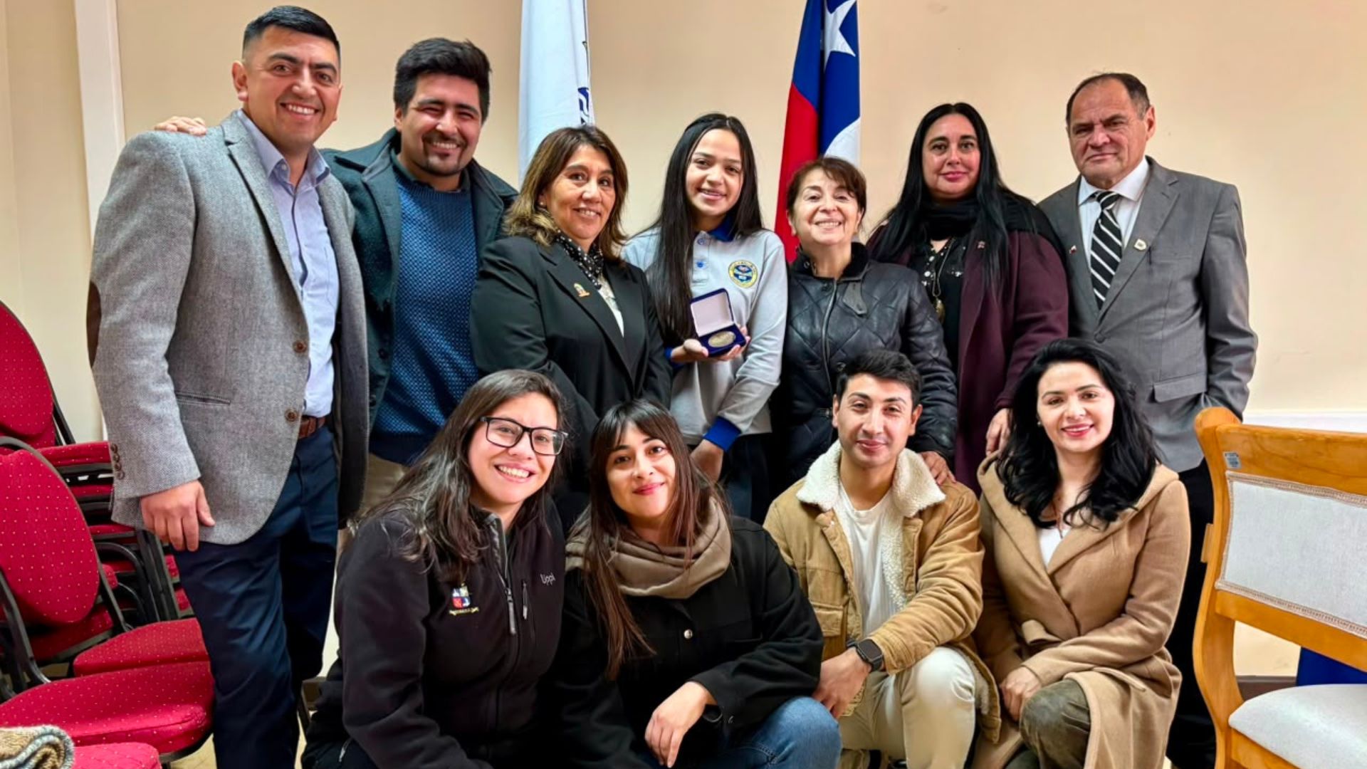 Concejo Municipal de Dalcahue rindió homenaje póstumo a Sergio Yunger y reconoció trayectoria de joven dirigente Ignacia Cárdenas