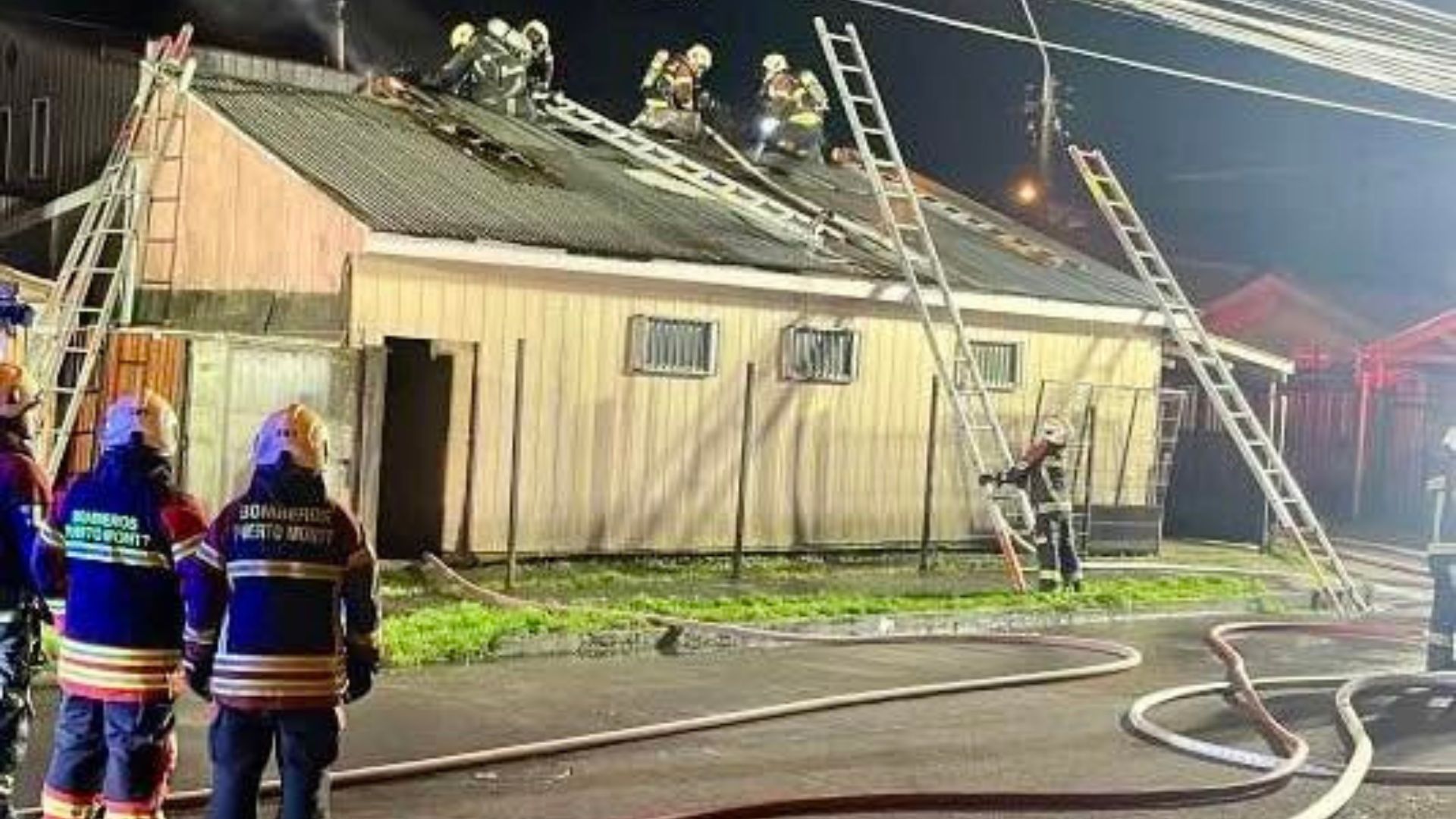 Rápida acción de Bomberos evitó propagación de incendio en población Amanecer