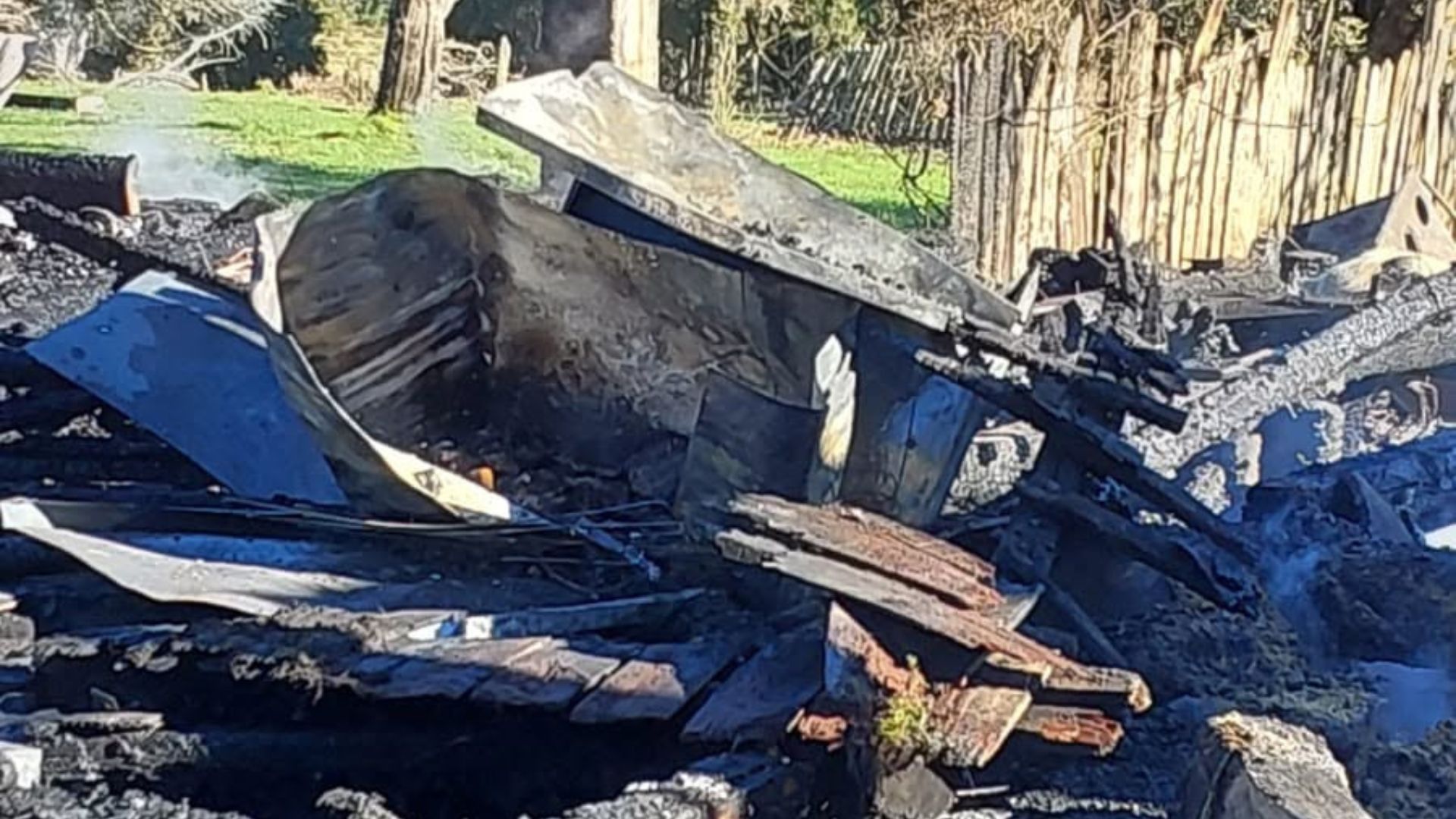 Municipio activa ayuda para familia que perdió su vivienda en incendio de Río Chico