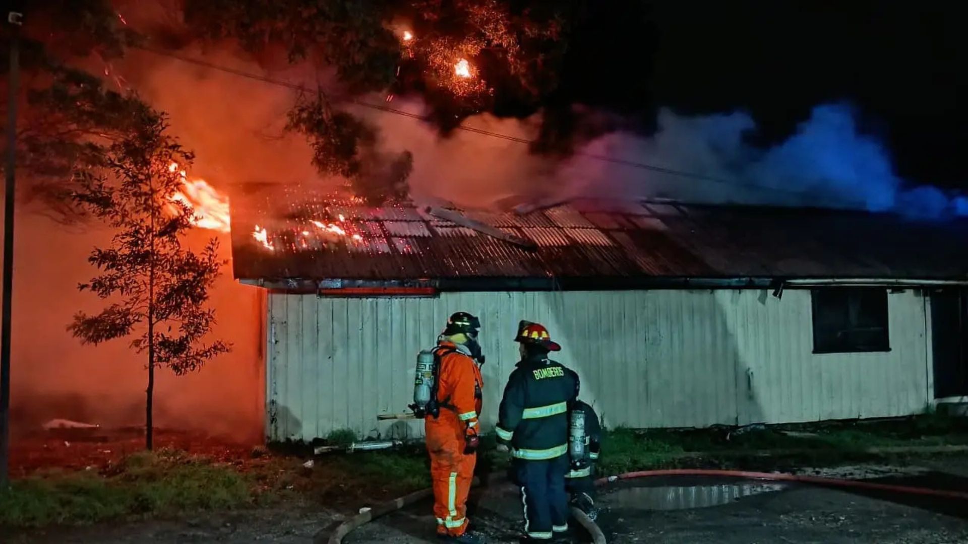 Incendio destruye histórica sede de árbitros junto al Estadio Municipal de Castro
