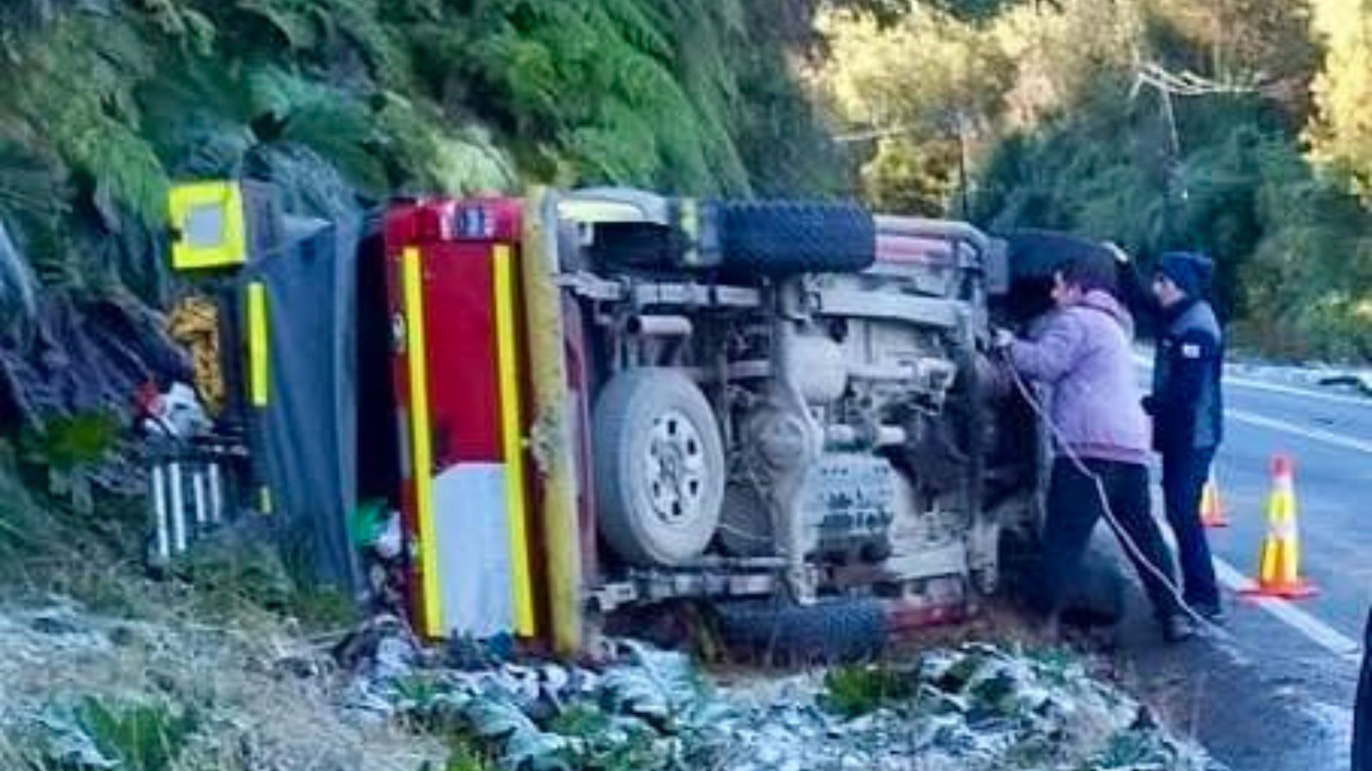 Volcamiento movilizó a equipos de emergencia en la Ruta 7 de Hualaihué