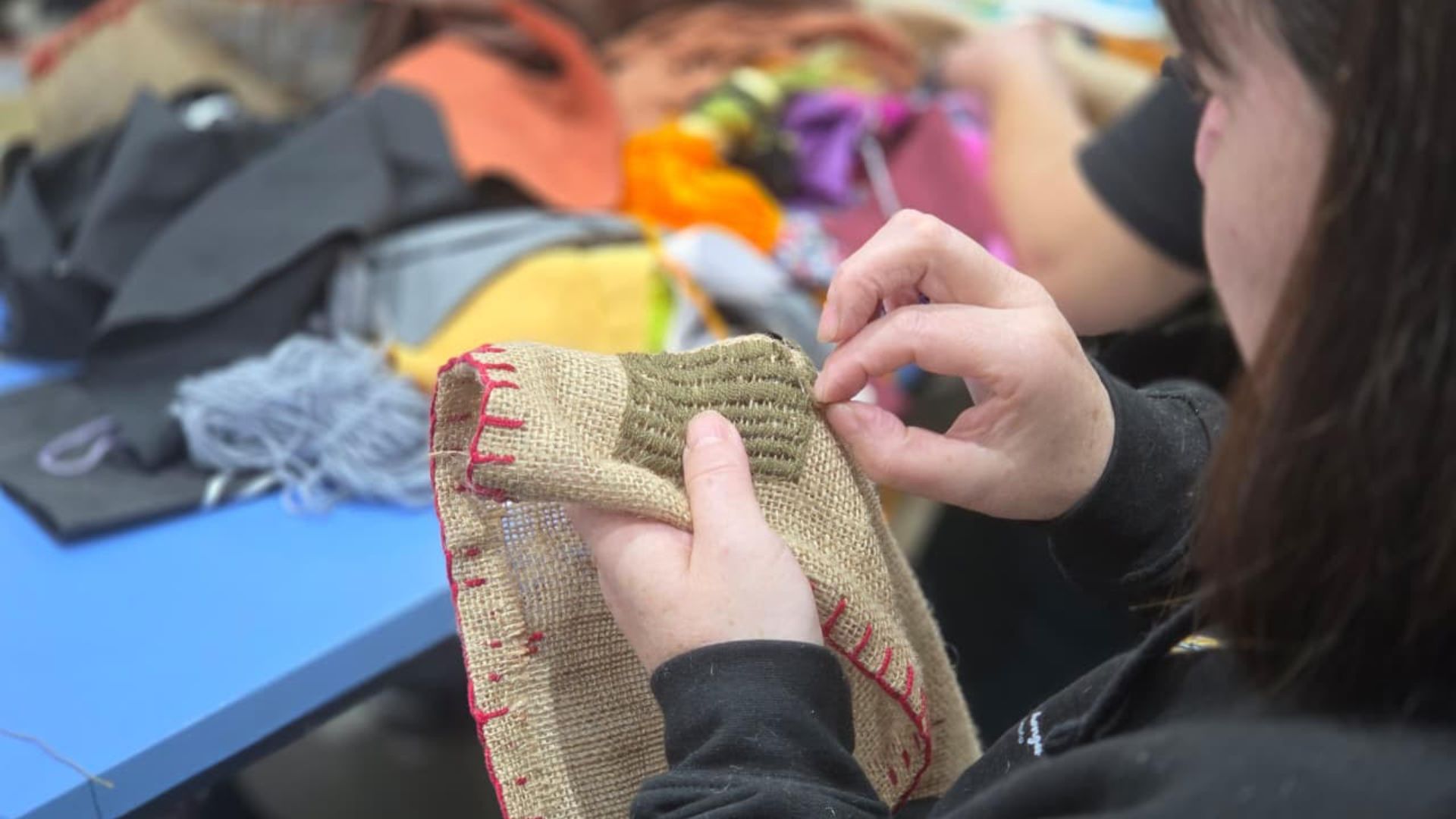 Mujeres de Dalcahue transforman sus historias en arte a través del taller “Expresarte”