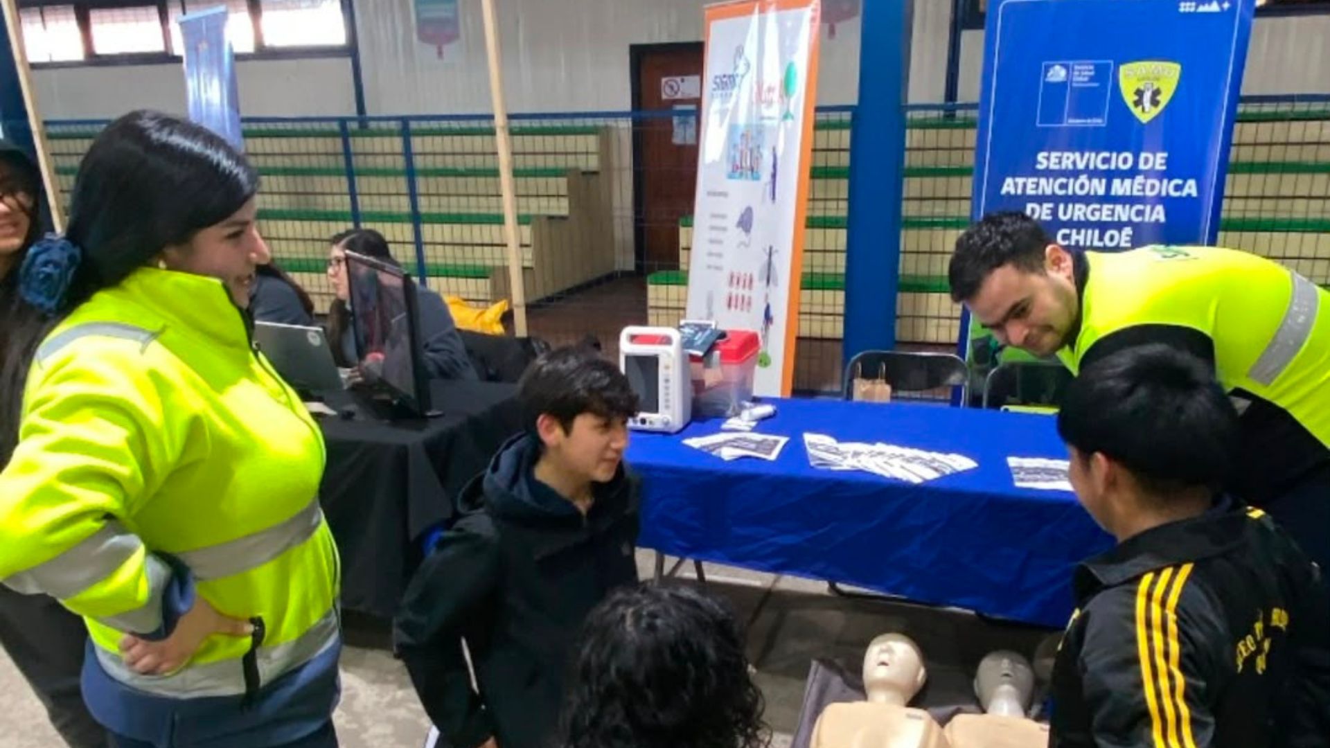 SAMU Chiloé acercó la atención a la comunidad durante feria preventiva en Quellón