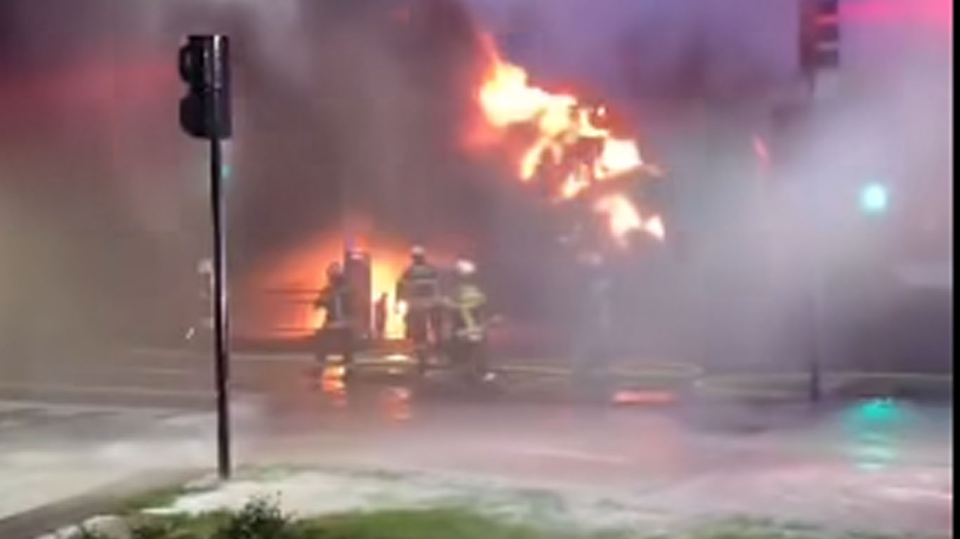 Seis compañías de Bomberos combatieron incendio en vulcanización de Puerto Montt