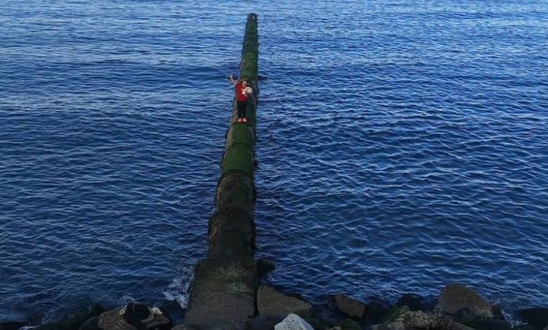Operativo en la costanera de Puerto Montt culmina con vendedor ambulante bajando de desagüe