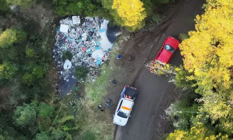 Retiran 14 cubos de basura de microbasural clandestino en Dalcahue y denuncian daño ambiental