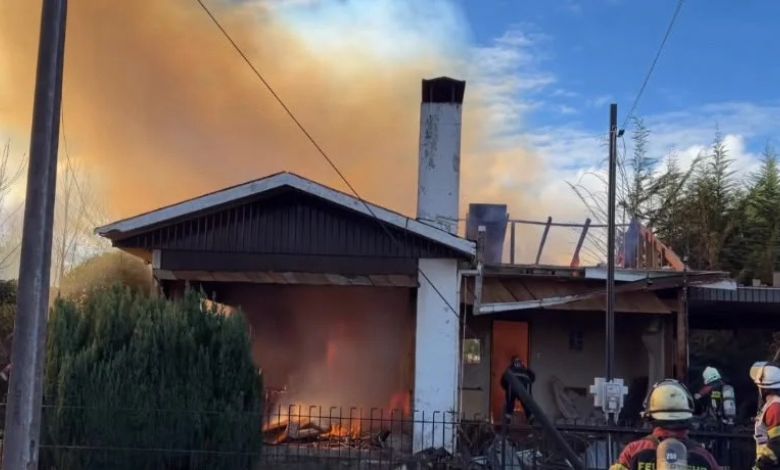Incendio consumió vivienda en demolición y movilizó a cinco compañías de Bomberos en Puerto Montt