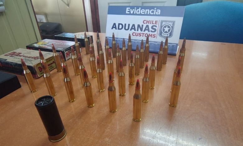 Aduanas incauta municiones y una escopeta ocultas en vehículo que ingresaba por Cardenal Samoré