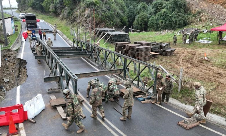 Instalan puente mecano para recuperar conectividad en ruta costera de San Juan de la Costa
