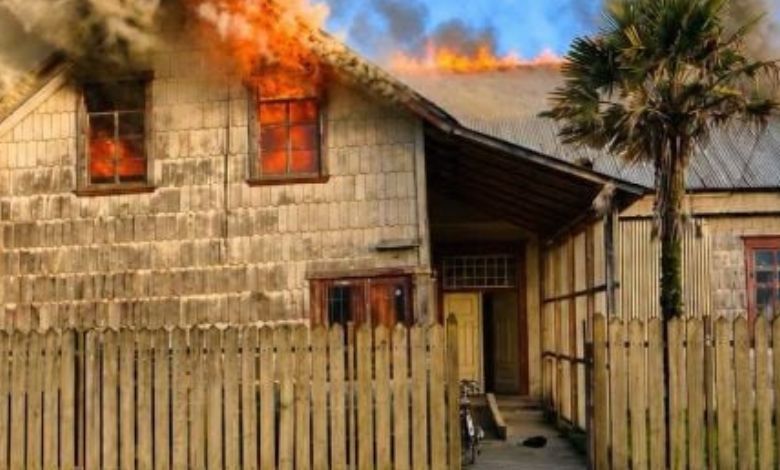 Incendio destruyó histórica casona en el sector Chamiza de Puerto Montt