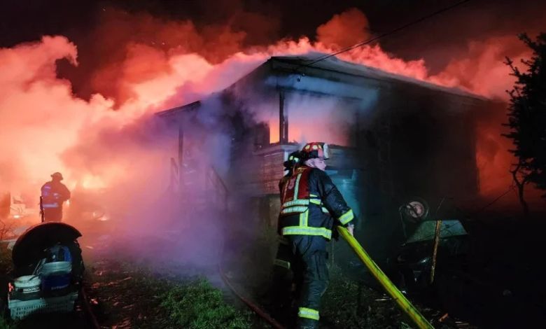 Incendio destruyó dos viviendas y un vehículo durante la madrugada en Calbuco