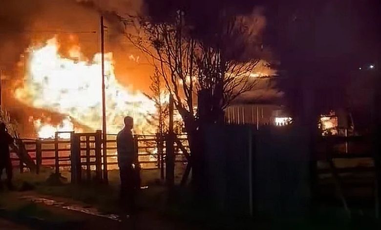 Incendio destruyó una vivienda y un vehículo en Alerce Histórico en medio de intensas rachas de viento