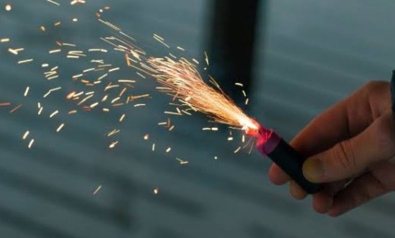 Detienen a dos hombres por lanzar fuegos artificiales durante un funeral en Frutillar