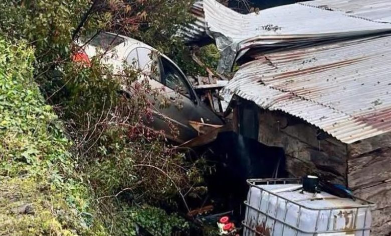 Vehículo terminó sobre una vivienda tras fuerte colisión en la Carretera Austral