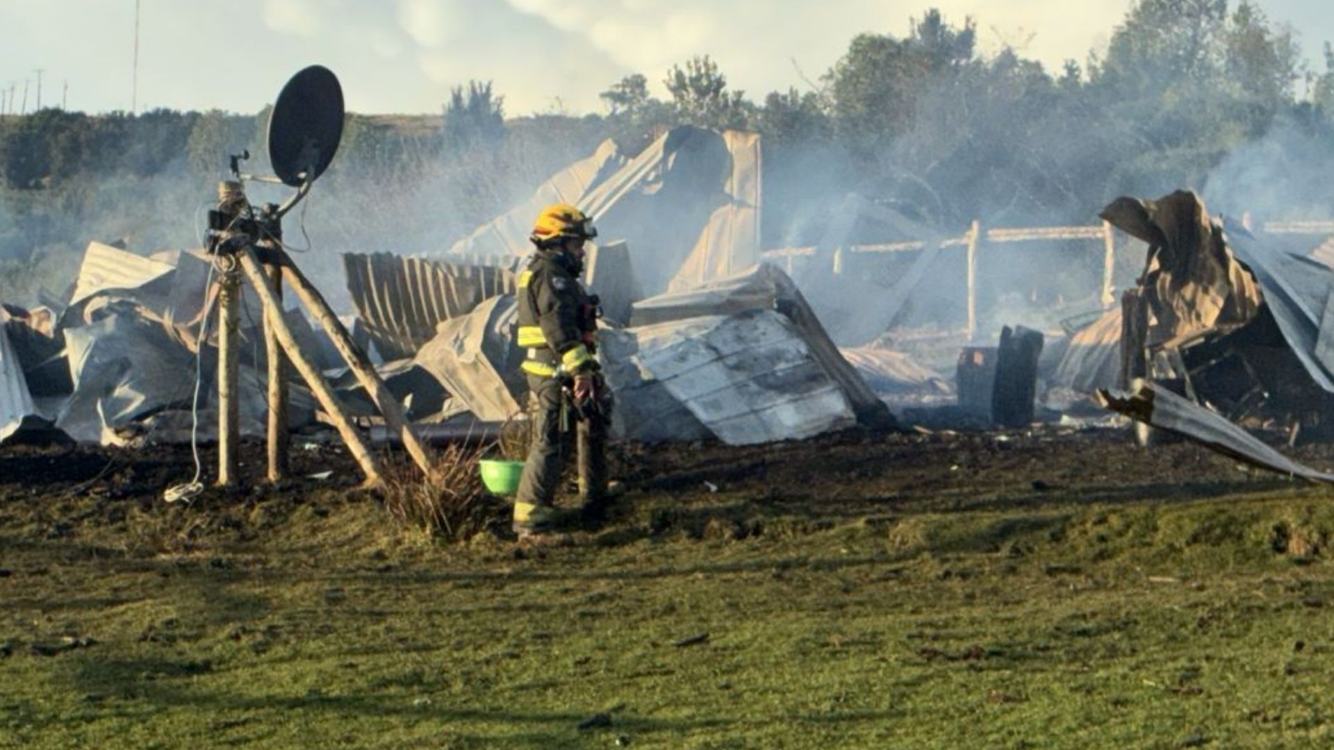 Incendio en isla de Quellón deja una mujer fallecida y a su hijo con graves quemaduras