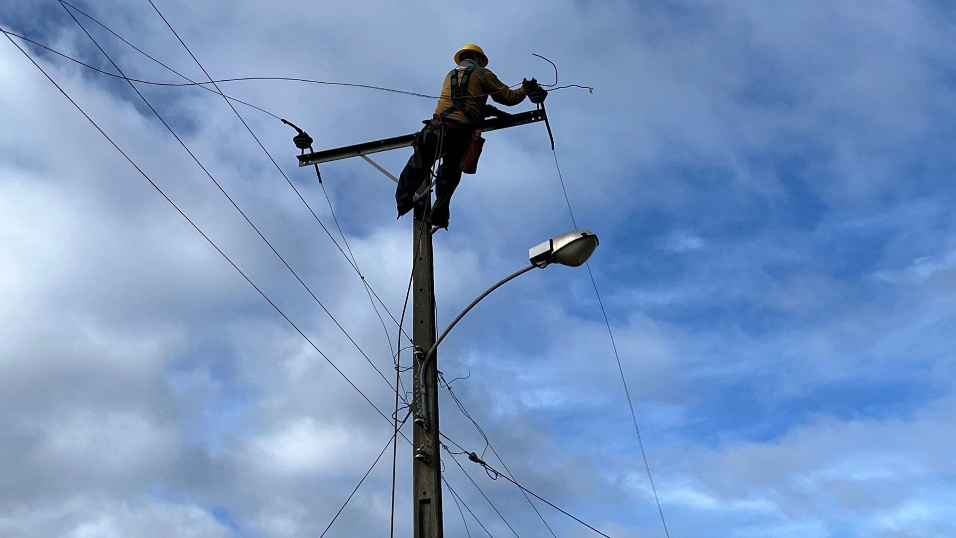 Saesa activa seguimiento preventivo de la red eléctrica por evento meteorológico en la zona sur
