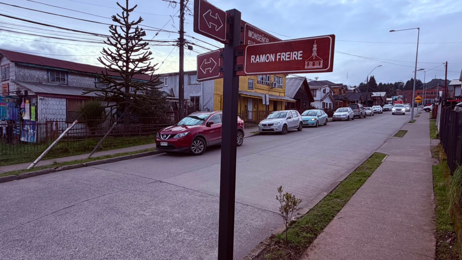 Municipalidad de Dalcahue ejecuta mantención de 179 señaléticas e instala resaltos para reforzar la seguridad vial