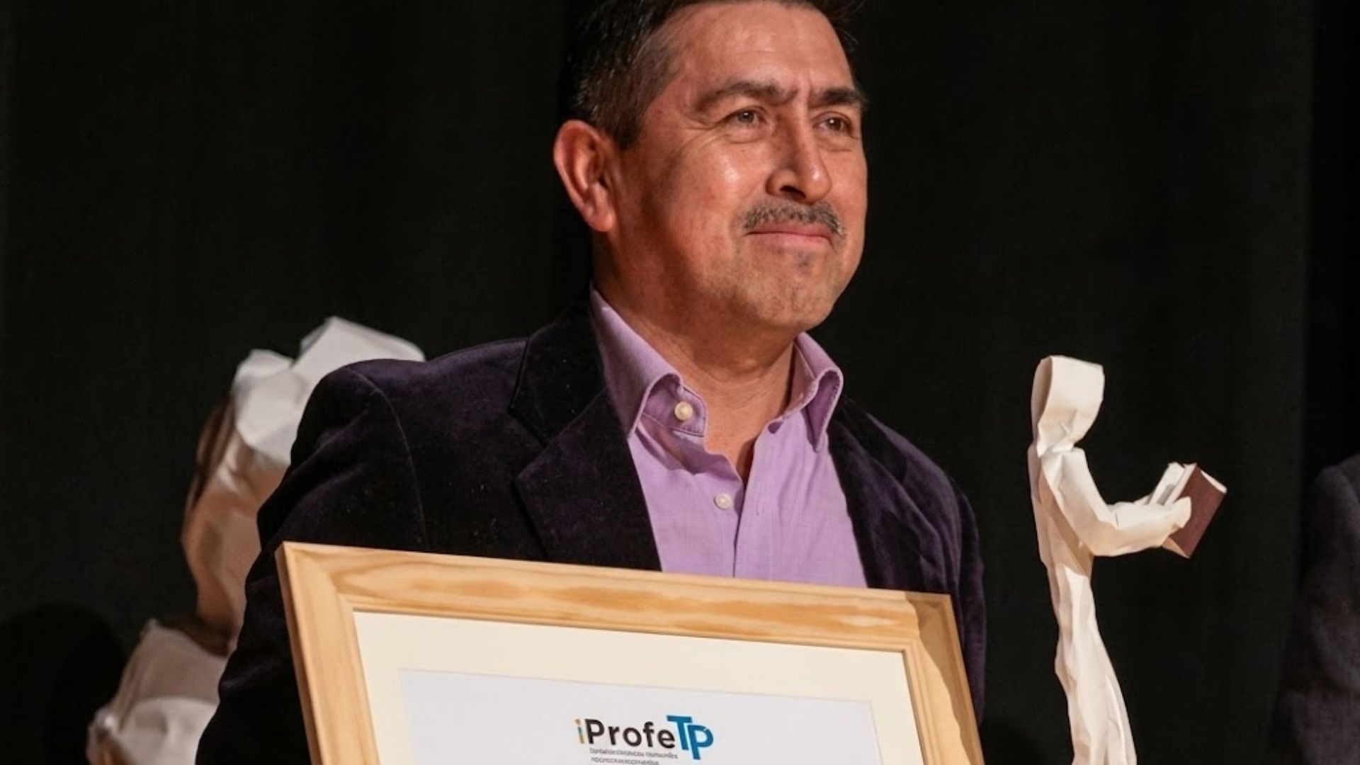 Profesor Nelson Calisto recibe reconocimiento nacional y emociona con su historia de vida