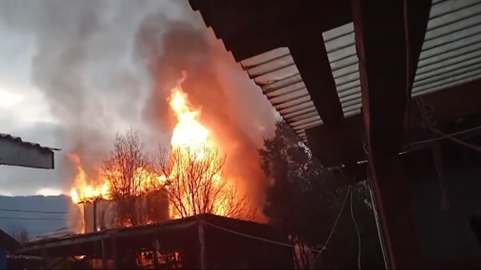 Familia quedó con pérdidas totales tras incendio en Hualaihué e impulsan campaña solidaria