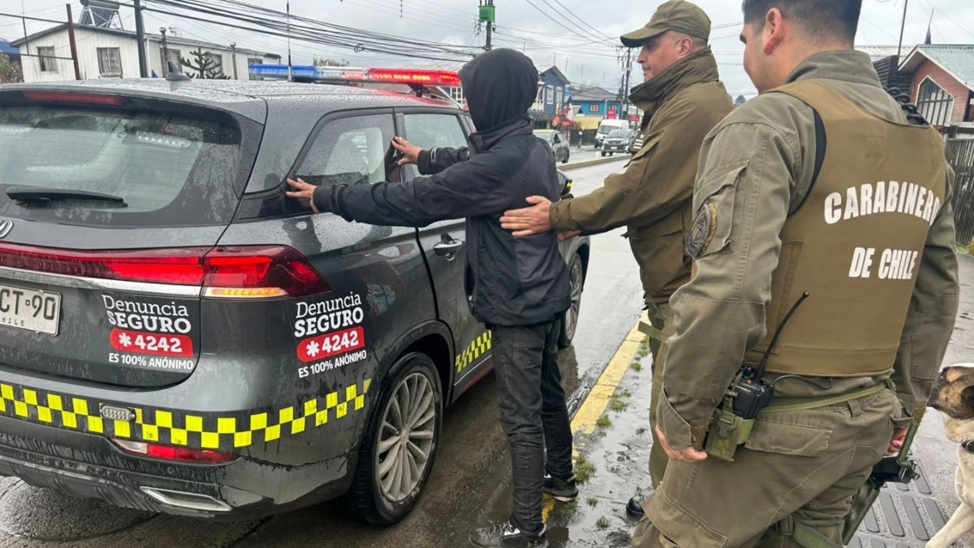Cámaras de televigilancia permiten detener a tres sujetos tras robo en Quellón