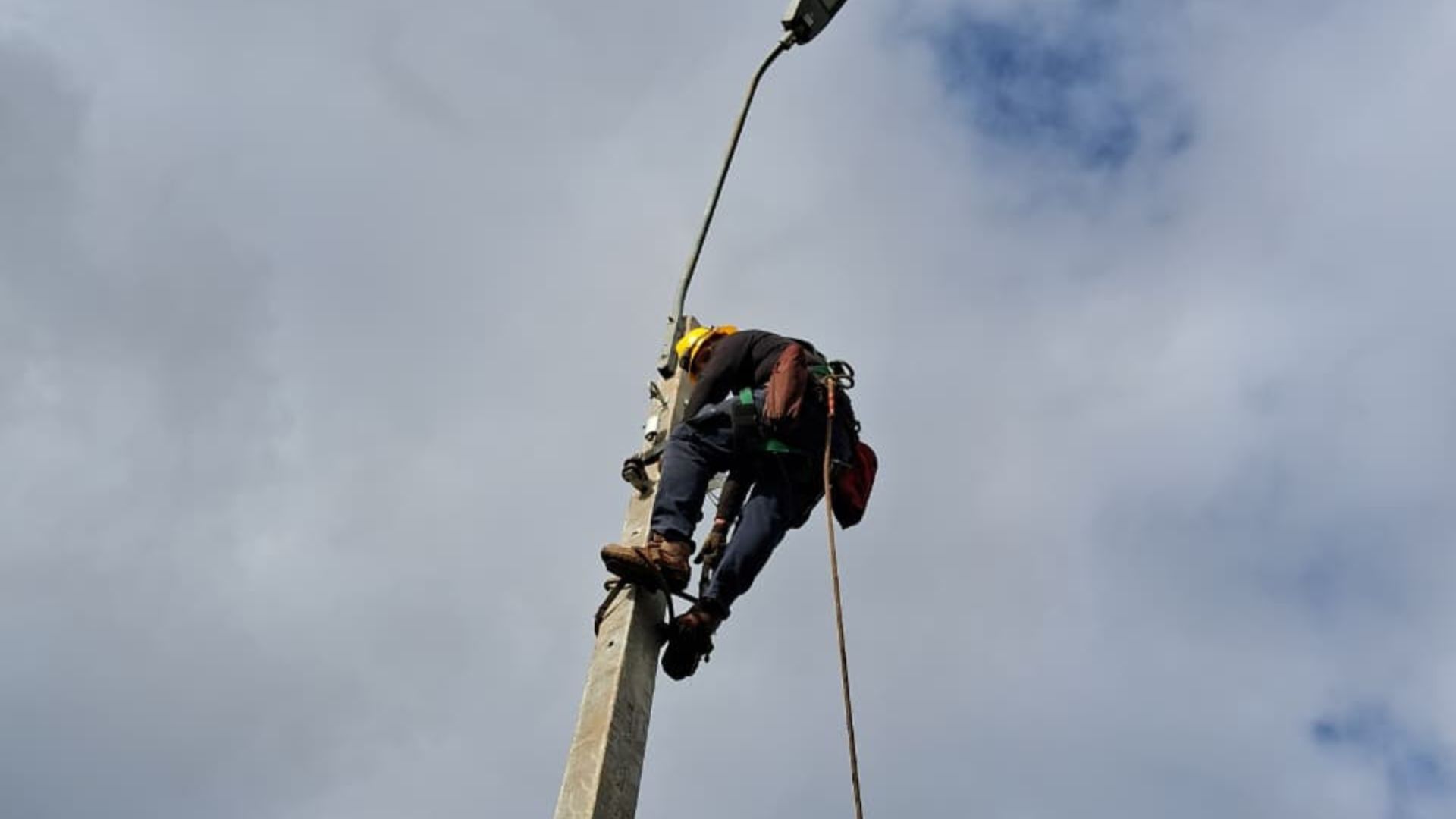 Saesa realizará trabajos de fortalecimiento eléctrico en siete comunas de Chiloé