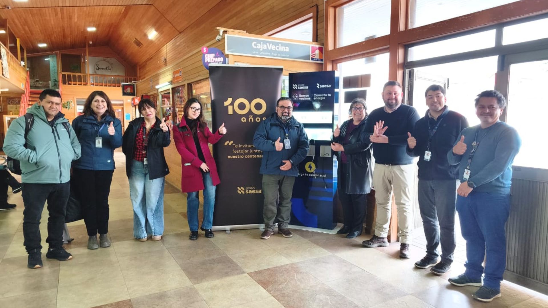 Saesa inaugura tótem de carga para celulares en Terminal Municipal de Ancud