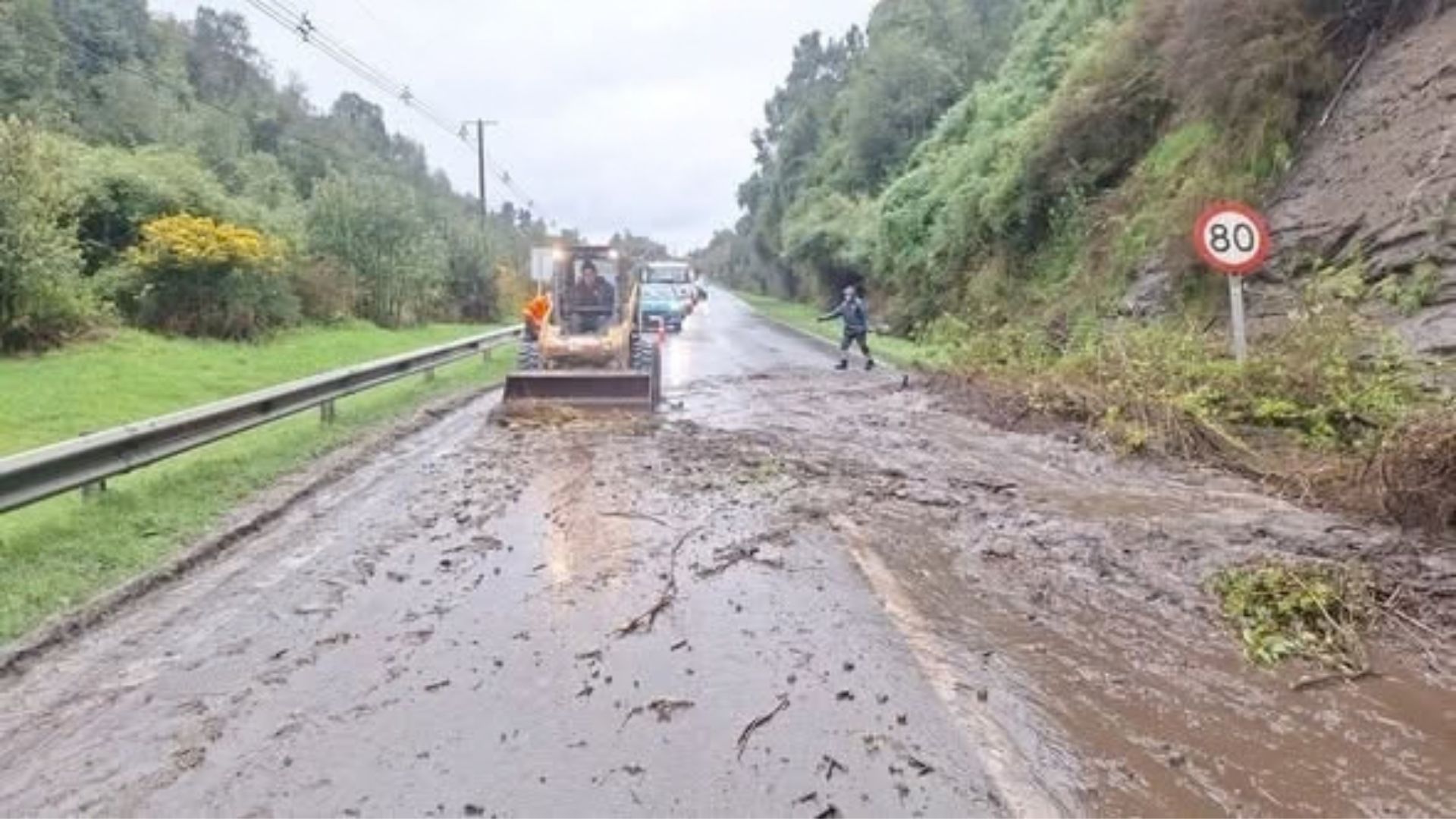 Derrumbes mantienen en alerta a conductores en la Cuesta del Diablo de Puerto Varas