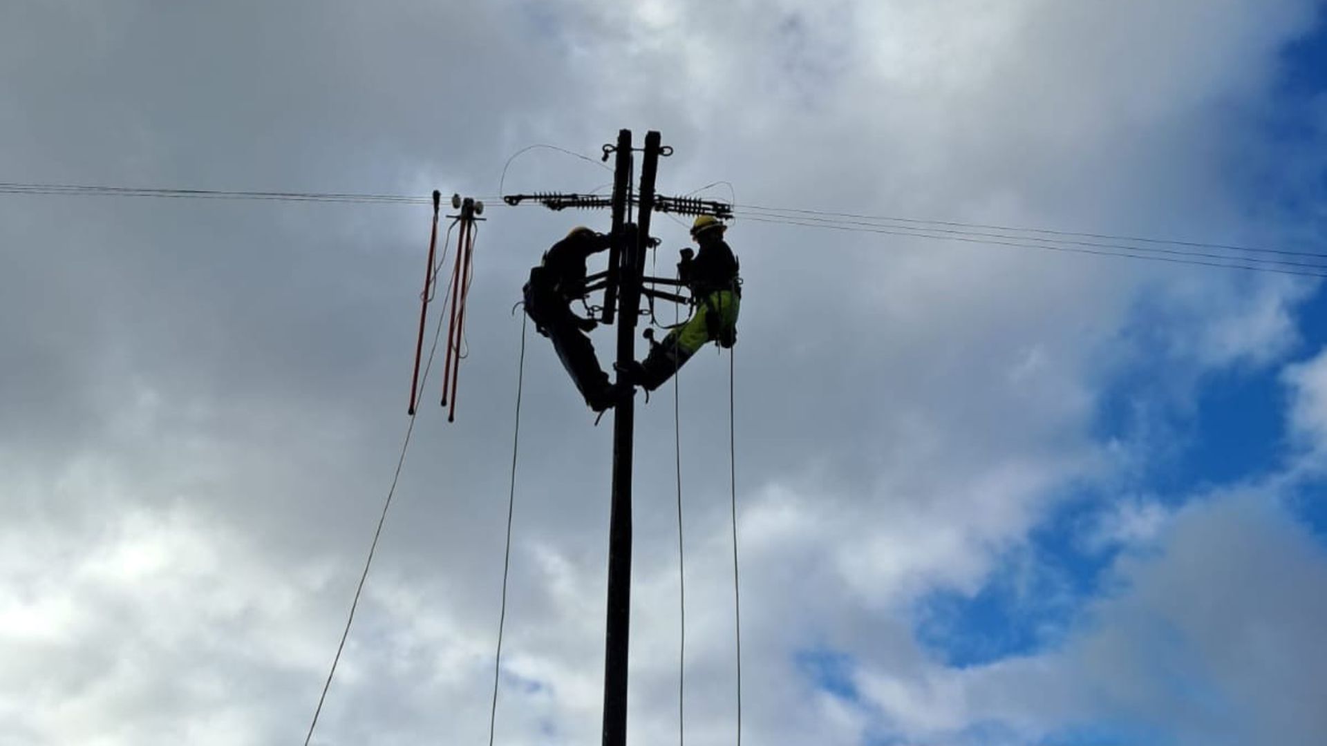 Saesa activa monitoreo preventivo de la red eléctrica por sistema frontal pronosticado para la zona sur