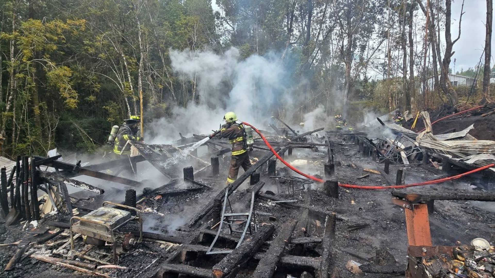 Mujer resulta herida al intentar rescatar a sus mascotas durante incendio en Quellón