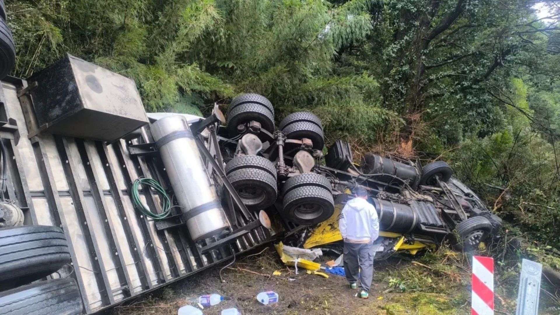 Suspenden tránsito en paso Cardenal Samoré por retiro de camión volcado