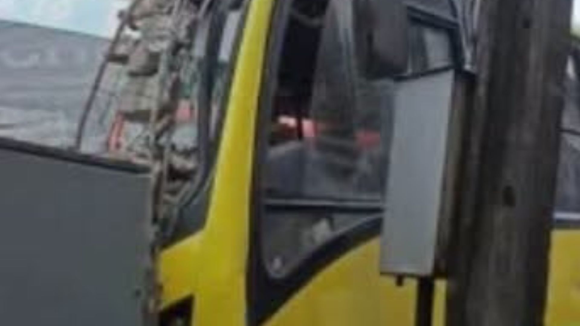 Choque de microbús contra poste dejó a más de 1.300 clientes sin electricidad en Puerto Montt