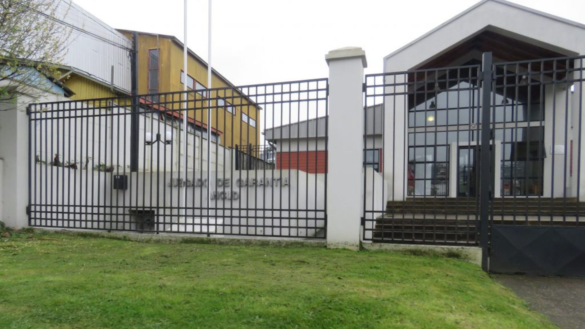 A prisión imputado por golpear a un gendarme en pleno tribunal de Ancud
