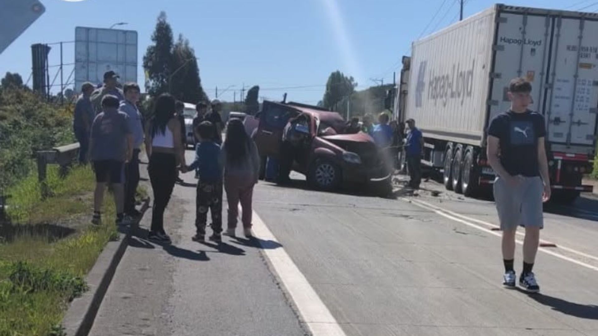 Colisión entre camioneta y camión en el bypass de Castro dejó tres personas heridas