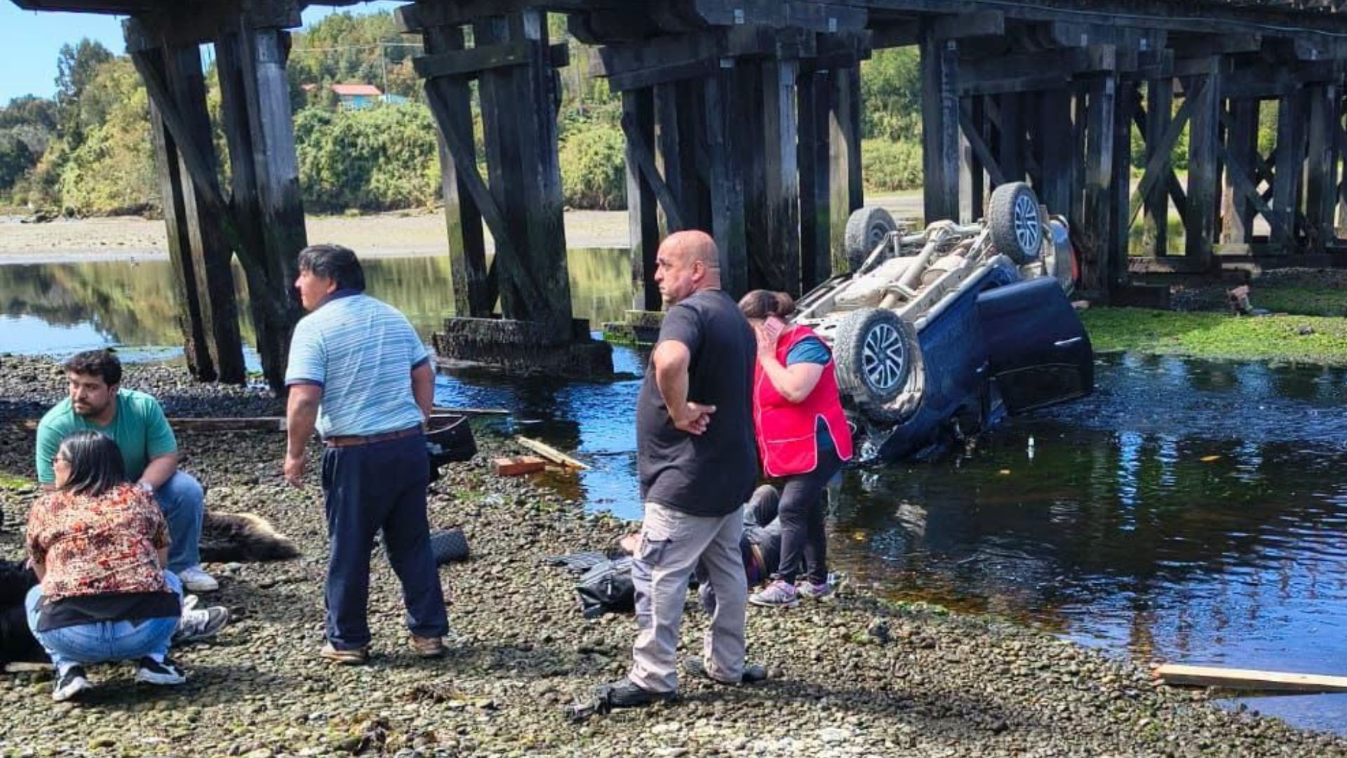 Camioneta vuelca y cae a la playa desde tres metros en Quellón dejando tres lesionados