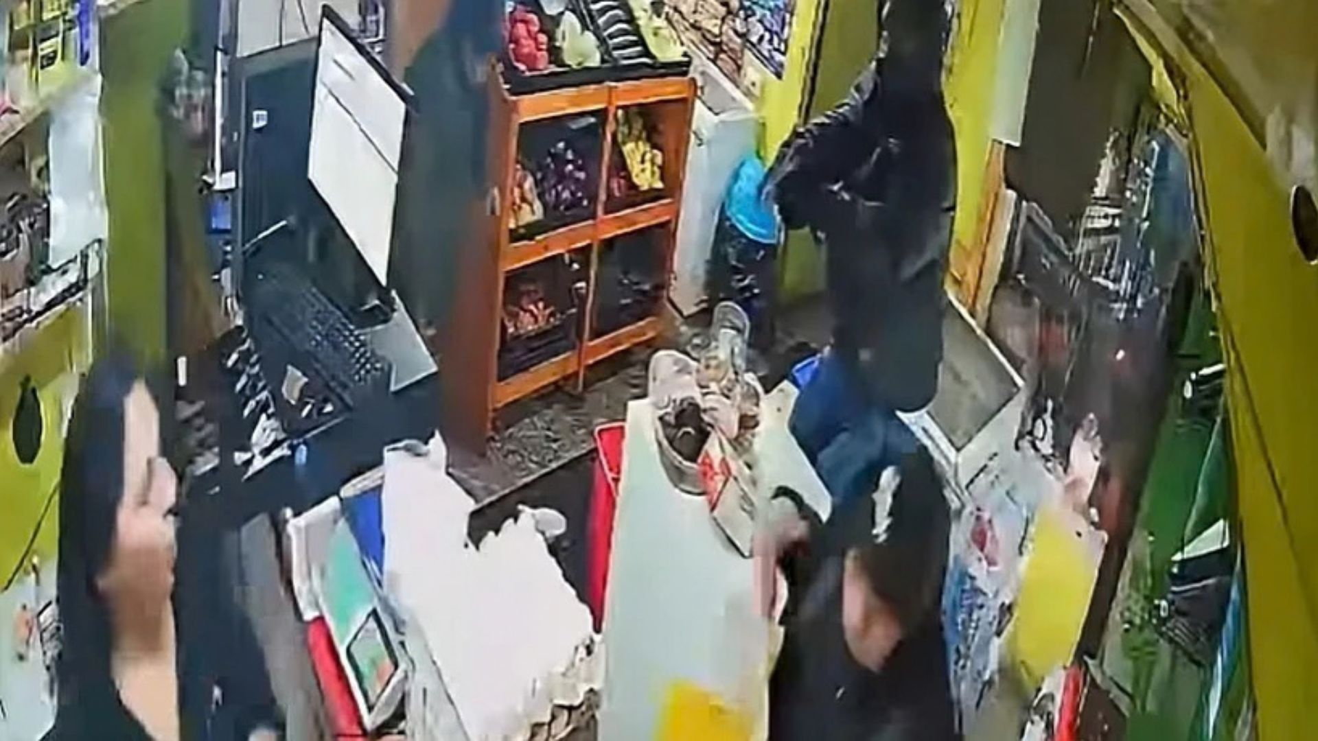 Asalto armado en supermercado de Llanquihue queda registrado por cámaras de seguridad