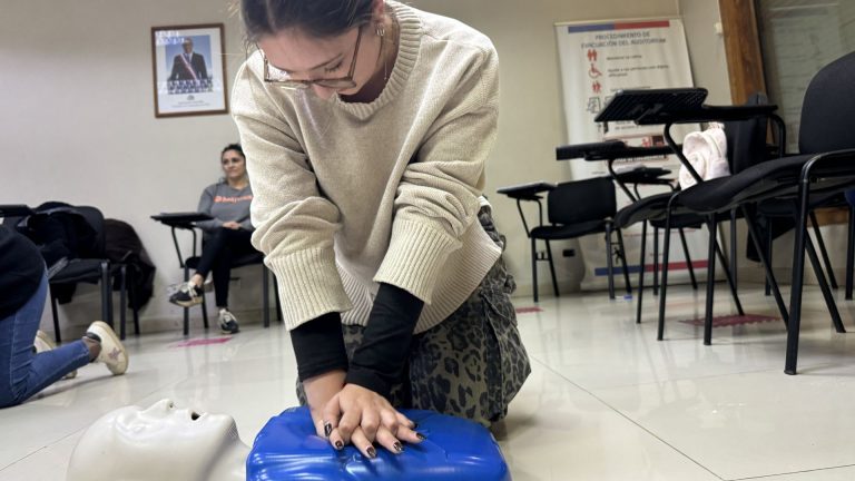 Funcionarios del Servicio de Salud Chiloé fortalecen sus competencias en reanimación cardiopulmonar