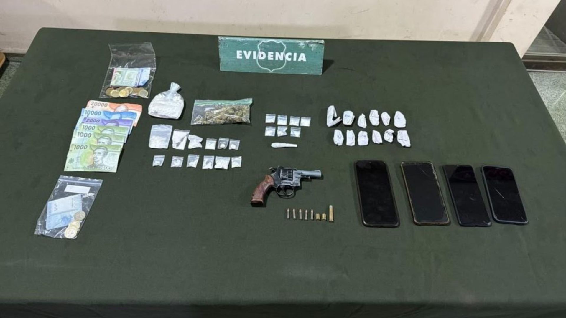 Operativo policial en Francke termina con cuatro detenidos, droga y un revólver cargado en Osorno