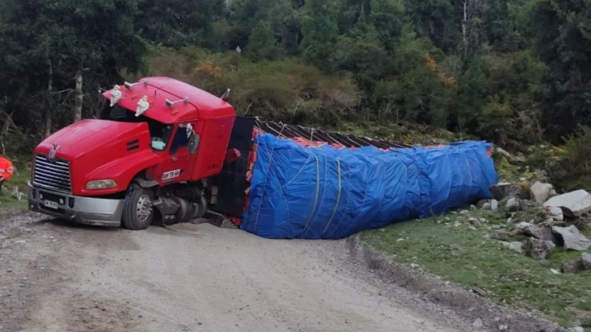 Camión volcó su carga y bloqueó la Ruta CH-235 entre Chaitén y Palena